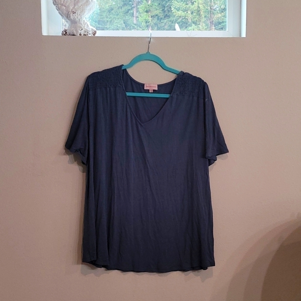 𝅺navy blue shirt